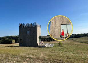 Stoi w szczerym polu. Jedyne takie miejsce na Mazurach