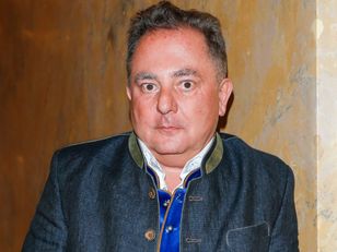 Mało kto wie, kim jest jego żona. Ich ślub trwał ponad pięć godzin