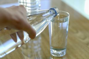 Woda a odchudzanie. Czy gazowana sprawi, że waga stanie w miejscu?