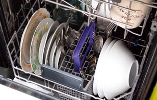 Co nie powinno trafić do zmywarki? Podstawowy błąd