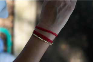 Widzisz czerwoną bransoletkę? To ważny znak