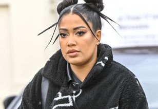 Zapozowała na ściance. Połączyła oryginalny T-shirt z tiulową spódnicą