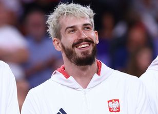 Fornal pozuje z babcią po meczu.