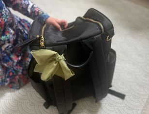 Co oznacza wstążka na torebce? Tak kobiety wysyłają sygnał