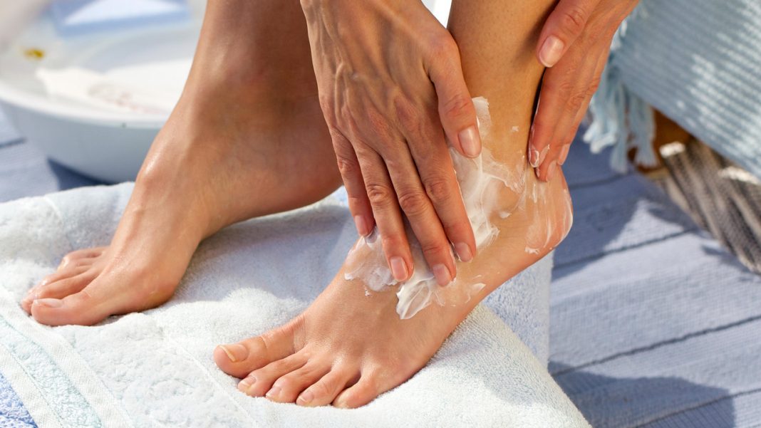 Suche i pękające pięty to przeszłość. Ten domowy zabieg działa cuda