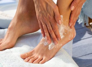 Suche i pękające pięty to przeszłość. Ten domowy zabieg działa cuda