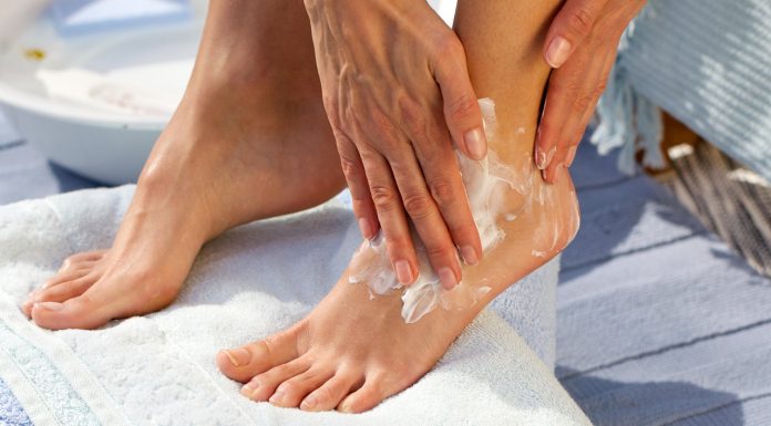 Suche i pękające pięty to przeszłość. Ten domowy zabieg działa cuda