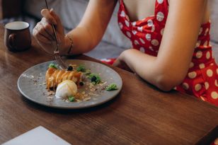 Jesz mniej i nadal nie chudniesz? Dietetyk wyjaśnia możliwy powód