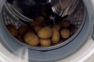 Wrzuciła ziemniaki do pralki.