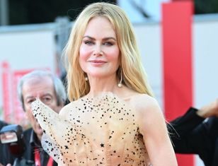 Skradła show w Wenecji. Przód sukni to nic. Spójrzcie tylko na tył