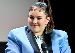 Wkroczyła na scenę w króciutkiej sukience. Buty były