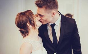 Są w białym małżeństwem. Żona uczestnika