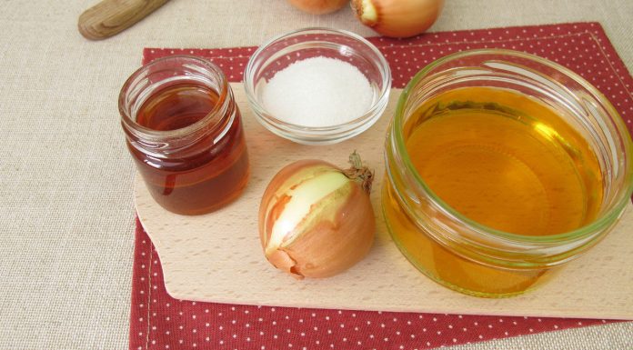 Codziennie rano pij zamiast kawy, a unikniesz przeziębień na jesień. Na co pomaga syrop z cebuli?