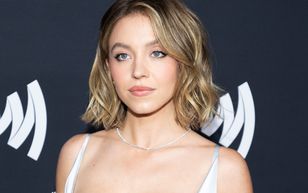 Sfotografowali ją na ulicy. Spacerowała w plisowanej mini