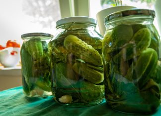 Czy woda z ogórków kiszonych jest zdrowa? Ekspertka mówi wprost