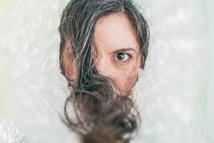 Nie musisz farbować siwych włosów. Są na nie sposoby