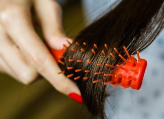 Czy zbyt rzadkie czesanie włosów może im zaszkodzić? Ekspertka wyjaśnia