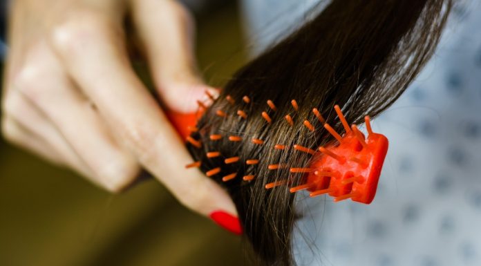 Czy zbyt rzadkie czesanie włosów może im zaszkodzić? Ekspertka wyjaśnia