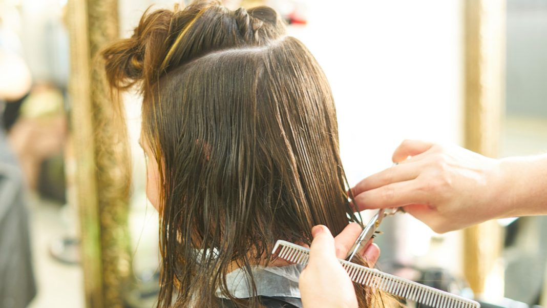 Czy podcinanie włosów na gorąco faktycznie ma sens? Ekspertka mówi wprost