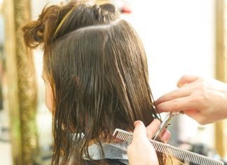 Czy podcinanie włosów na gorąco faktycznie ma sens? Ekspertka mówi wprost