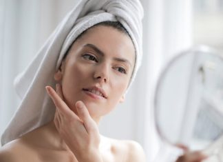 Skuteczna pielęgnacja przeciwzmarszczkowa. Jakie kosmetyki wybierać?