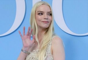 Prześwity nadal na topie. Anya Taylor-Joy przyszła w nich na pokaz w Paryżu