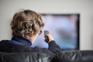 Wdowy i wdowce mogą popełnić duży błąd. Chodzi o opłatę abonamentu RTV