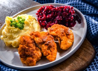 Jedzenie obiadu. O której godzinie najlepiej spożyć główny posiłek?