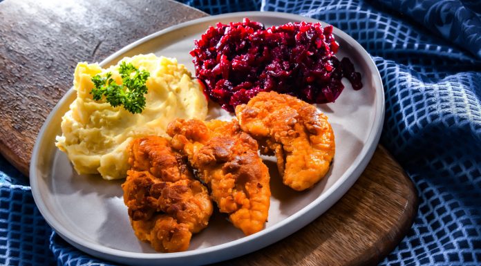 Jedzenie obiadu. O której godzinie najlepiej spożyć główny posiłek?