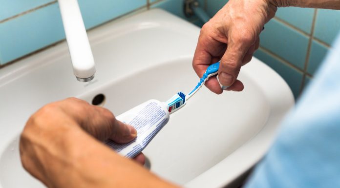 Wiele osób popełnia ten błąd podczas mycia zębów. Chodzi o kolejność