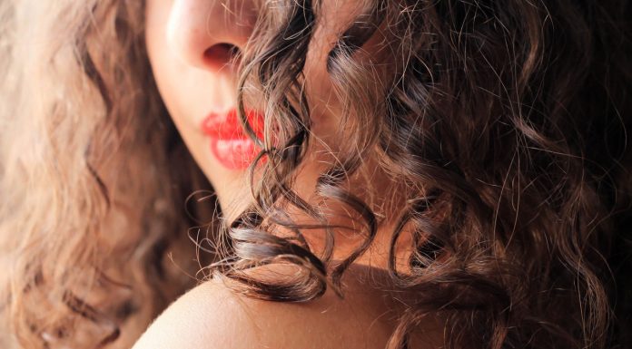 Trudno ci ułożyć niesforne włosy? Zdiagnozuj swój problem i ciesz się piękną fryzurą!