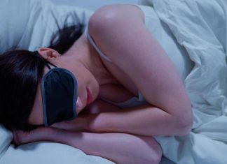 10 największych błędów, jakie popełniamy przed snem. Eksperci alarmują
