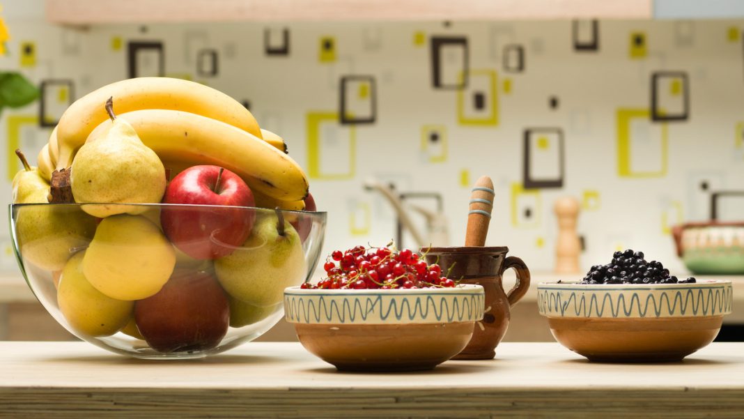 Zawierają mnóstwo cukru i wcale nie są takie zdrowe. Na te owoce uważaj