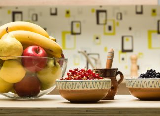 Zawierają mnóstwo cukru i wcale nie są takie zdrowe. Na te owoce uważaj