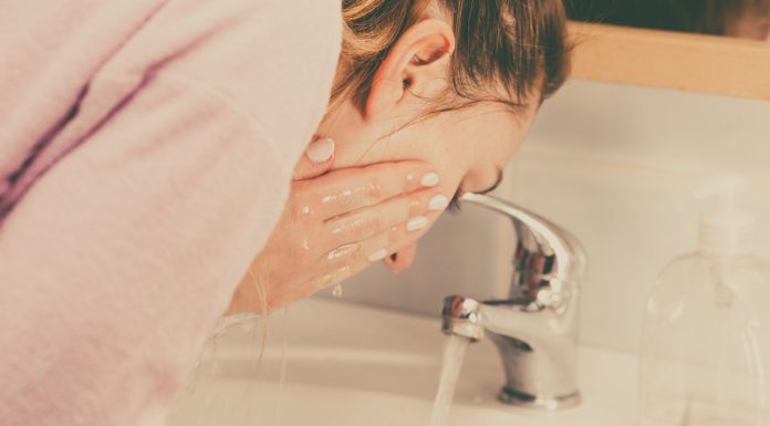 Tonik czy woda? Podpowiadamy, czym lepiej oczyszczać twarz