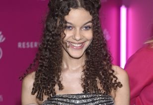 Pozuje w cekinowej kreacji. Po Zosi z „Rodzinki.pl” nie został ślad