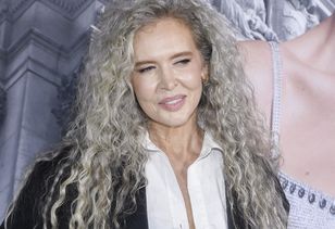 Udowadnia, że dojrzałe kobiety nie muszą się hamować. Przyszła na galę w srebrnych spodniach