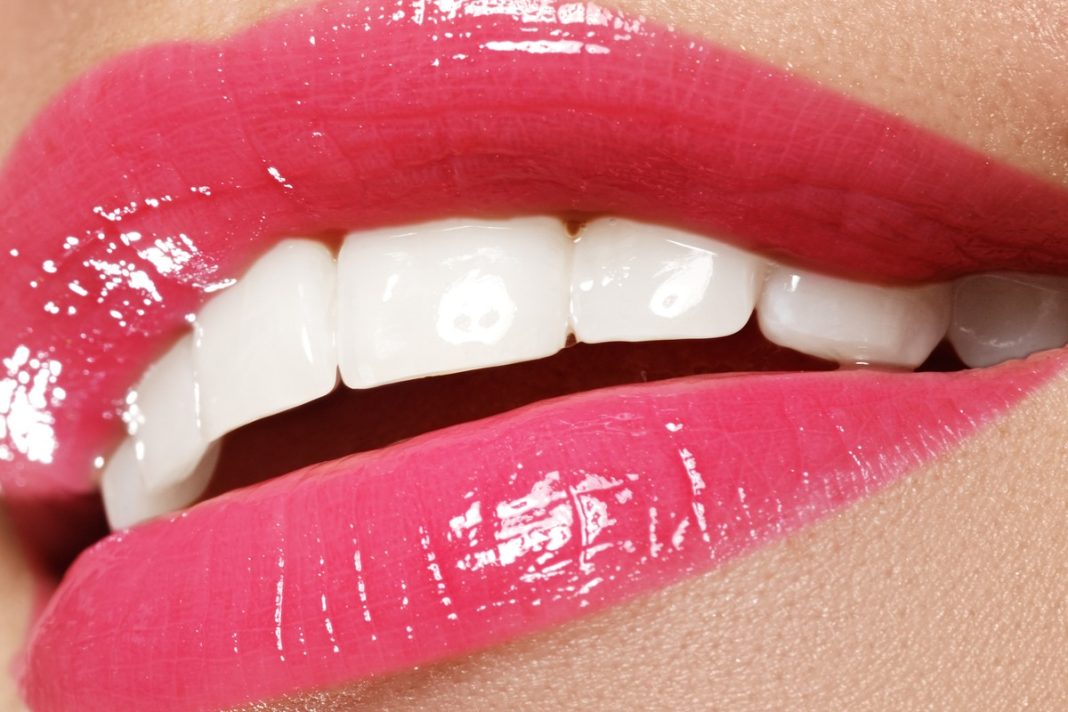 TOP 5 wybielających past do zębów. Nr 1 ekspresowo rozjaśnia o sześć odcieni