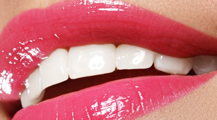 TOP 5 wybielających past do zębów. Nr 1 ekspresowo rozjaśnia o sześć odcieni