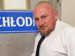 Pracuje jako grabarz.