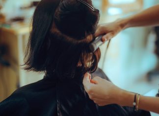 Fryzury po 50-tce. Radzimy, które są najbardziej twarzowe, jakich unikać