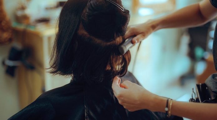 Fryzury po 50-tce. Radzimy, które są najbardziej twarzowe, jakich unikać