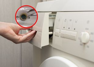 Pralka nie pobiera płynu lub proszku? Oto lifehack od majstra