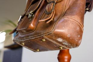 Zagniecenia i plamy na torebce znikną bezpowrotnie. Ten produkt masz na pewno w domu