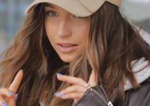 Julia Wieniawa w najmodniejszej kurtce sezonu. Zachwyciła przed studiem