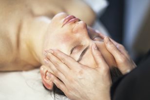 Kobiety chętnie zapisują się na ten zabieg. Ale nie jest korzystny dla każdej skóry