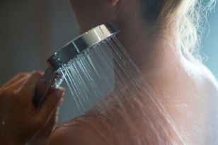 Robisz to pod prysznicem? Lekarz ostrzega