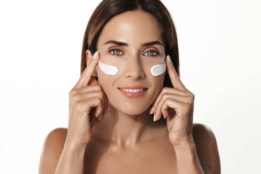 TOP 3 kremy dające spektakularny efekt odmłodzenia konturu oczu. Napinają skórę jak nici