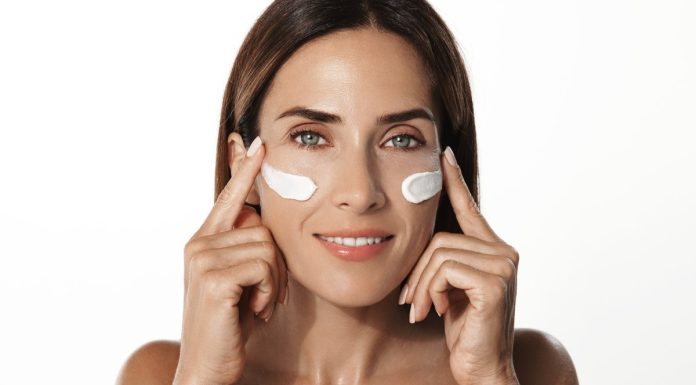 TOP 3 kremy dające spektakularny efekt odmłodzenia konturu oczu. Napinają skórę jak nici