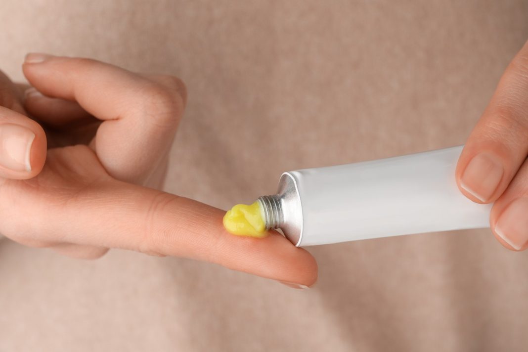 Trzy kultowe i taniutkie maści, które zna każdy. Działają lepiej od drogich specyfików